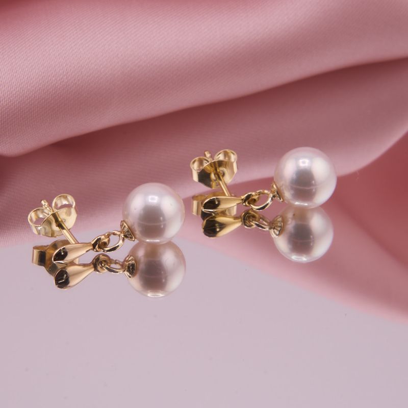 Preview: Detailaufnahme der weissen Suesswasserperle mit schoenem Luester am 14 Karat Gelbgold Stecker